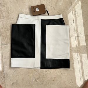 Burberry Leather Skirt 🖤🤍